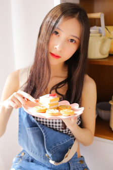 男人解开女人的胸罩